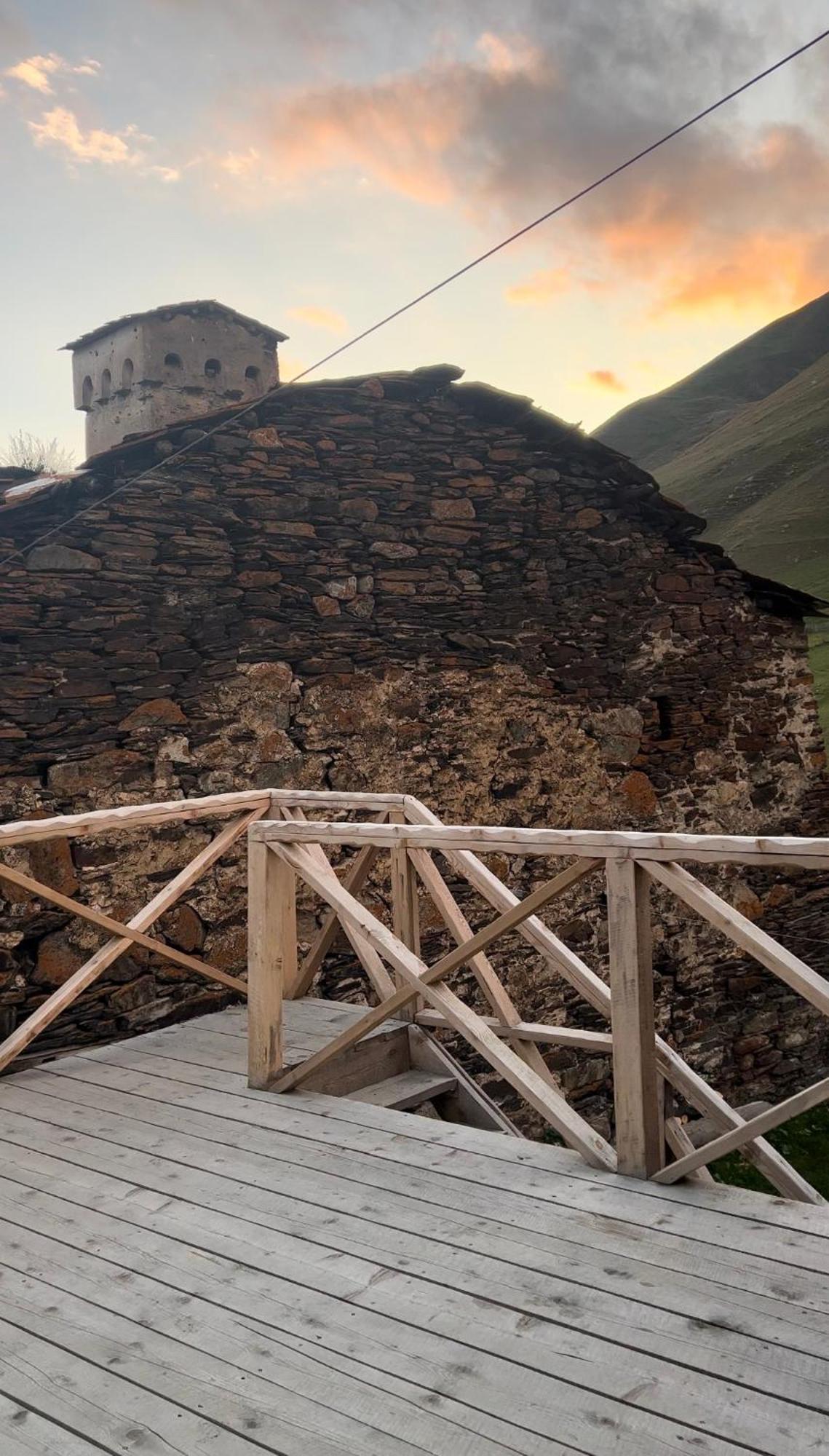 Guesthouse Ivas Ushguli ภายนอก รูปภาพ